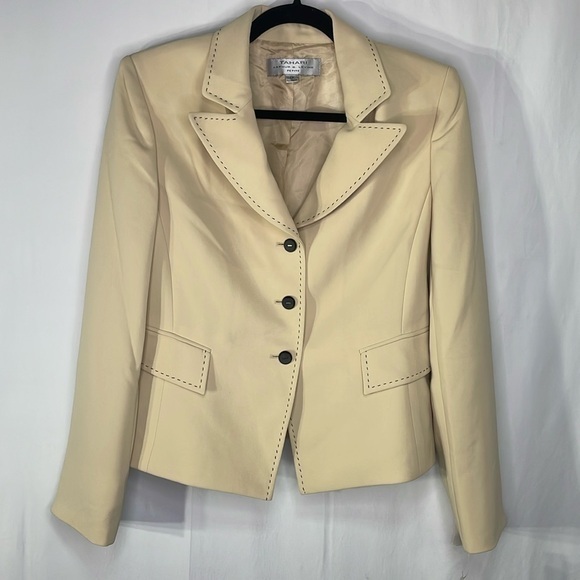Tahari Jackets & Blazers - 🧇nwt Tahari Arthur S Levine tan blazer with black contrast stitching.